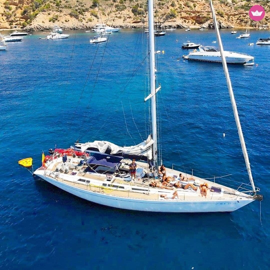 Velero Peggy navegando cerca de la costa de Alicante