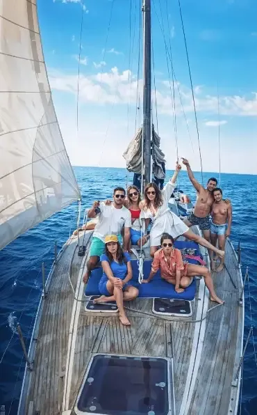 Velero navegando en Alicante
