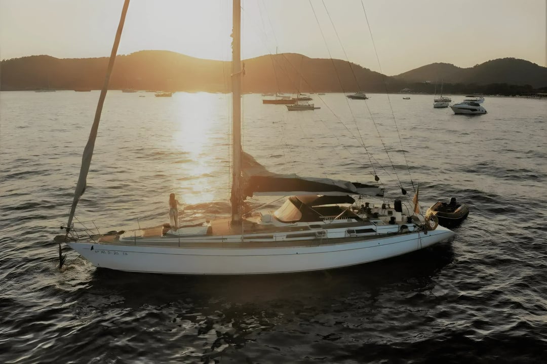 Velero navegando en Alicante