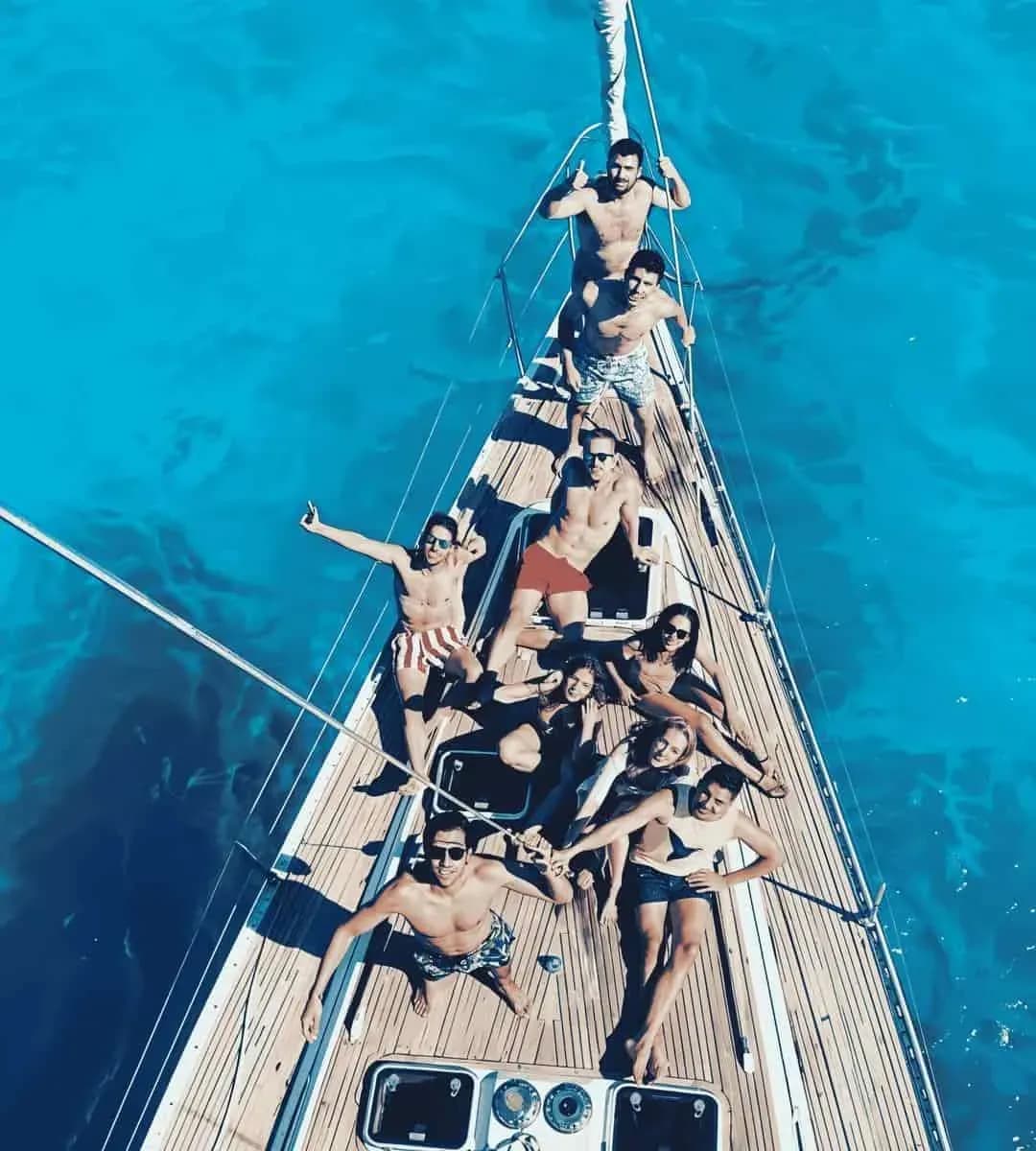 Velero Peggy navegando cerca de la costa de Alicante