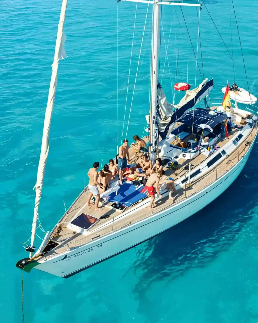 Velero Peggy navegando cerca de la costa de Alicante