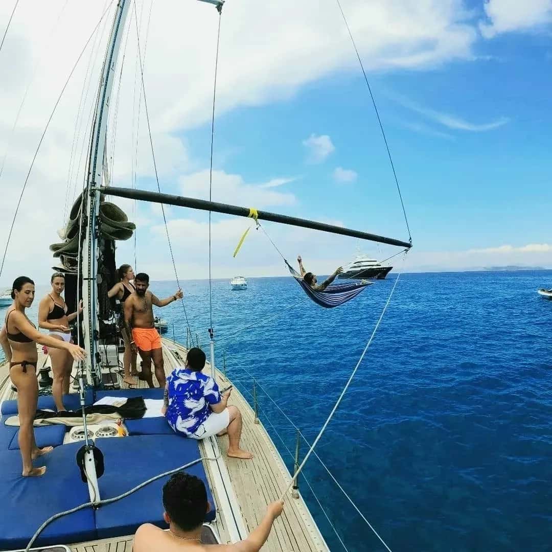 Velero Peggy fondeado cerca de la Isla de Tabarca